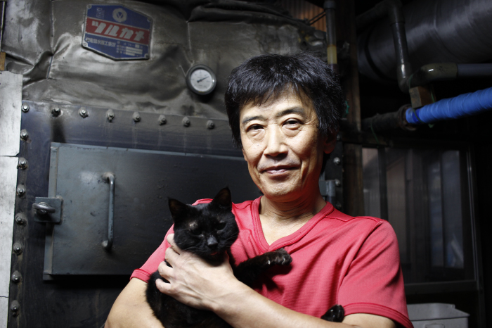 千代乃湯　薪職人の林さんと看板猫のボンちゃん