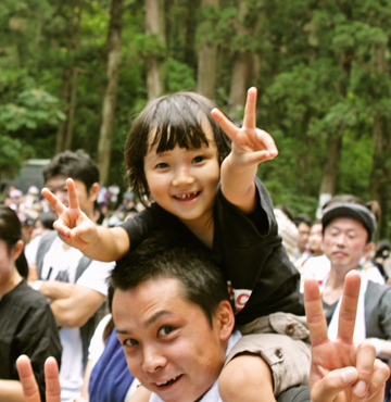 ピースする少女