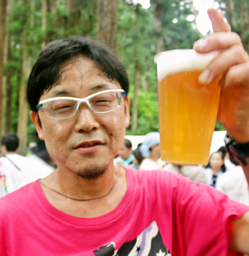 ビールを持つ男性