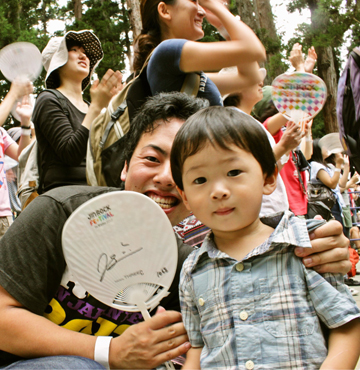 心通わす成年男性と幼子
