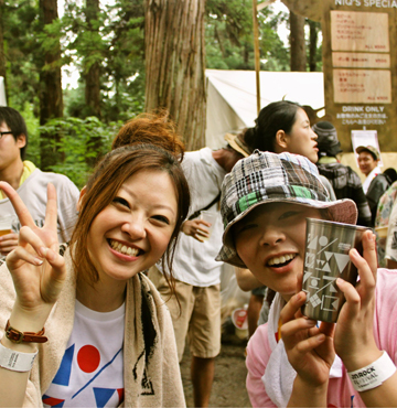 エコタンブラーをもつ女性