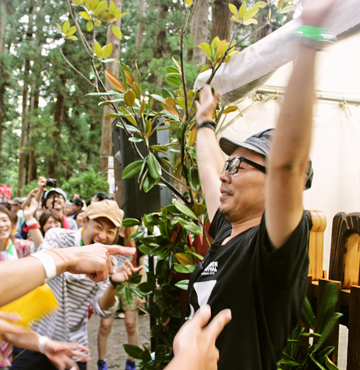 万歳をする男性