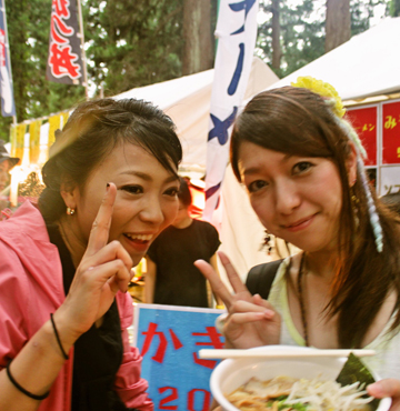 ラーメンを持つ女性