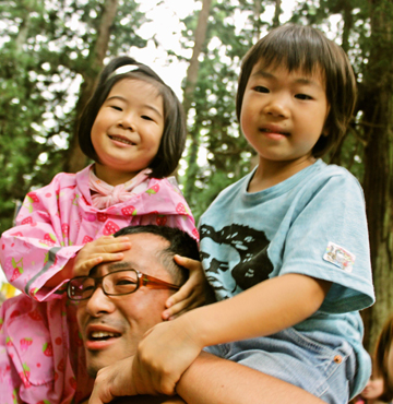 肩車される少女