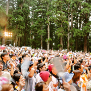 盛り上がる会場の人々