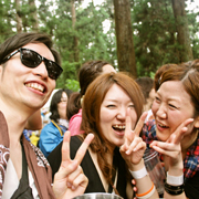 ピースと笑顔の女性