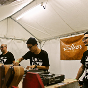 レコードを回すDJ