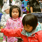 雨も楽しむ子供達