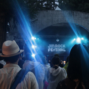 ライトアップされるジンロック