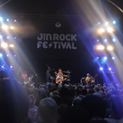 夜の静寂に包まれるステージ