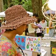 かき氷屋を見る女性